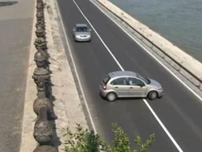 Uターンが出来なくて苦闘する女性ドライバー 動画 らばq