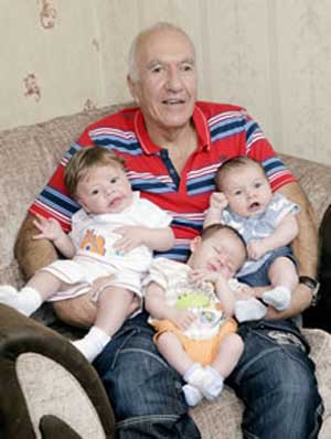 イギリスの男性 3カ月で 子供 と 孫 と ひ孫 が生まれる らばq