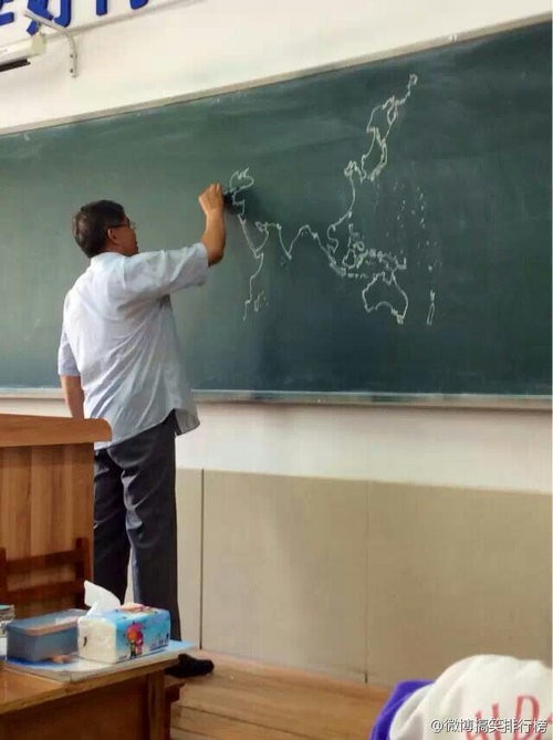 この先生は 何も見ずに世界地図を黒板に再現する 感心されていた授業風景 らばq この先生は 何も見ずに世界地図を黒板に再現する 感心されていた授業風景 らばq