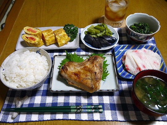 夕食 ぶりかま塩焼き 明太子入りたまご焼き 紅生姜練り天 The Last Sasurai 自炊ニストの食卓