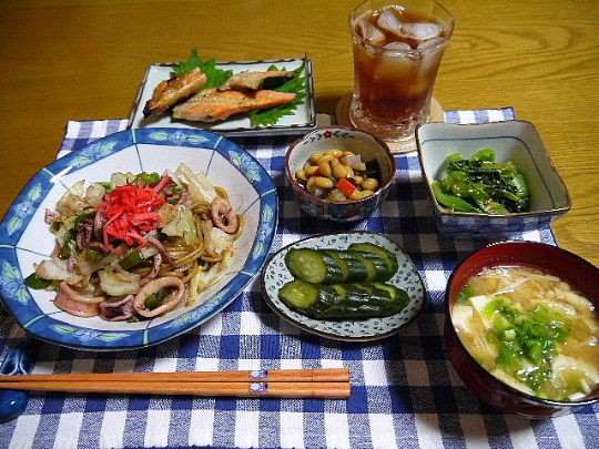 夕食 いか焼きそば さけのあら焼き 青梗菜のからし和え The Last Sasurai 自炊ニストの食卓