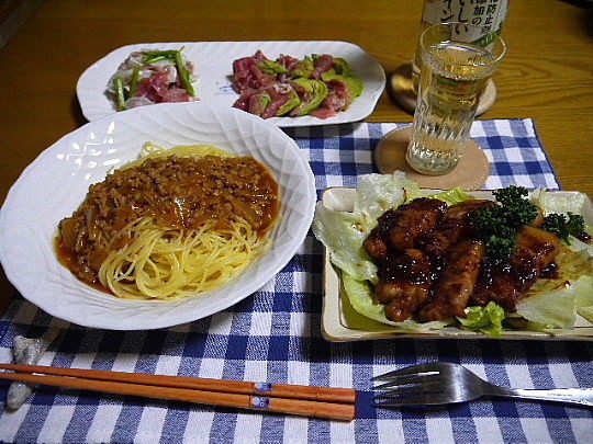 夕食 ミートソースパスタ アボカドと生ハムのサラダ 豚バラ肉の生姜焼き The Last Sasurai 自炊ニストの食卓