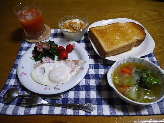 朝食 ベーコンエッグ 野菜スープ きな粉ヨーグルト The Last Sasurai 自炊ニストの食卓