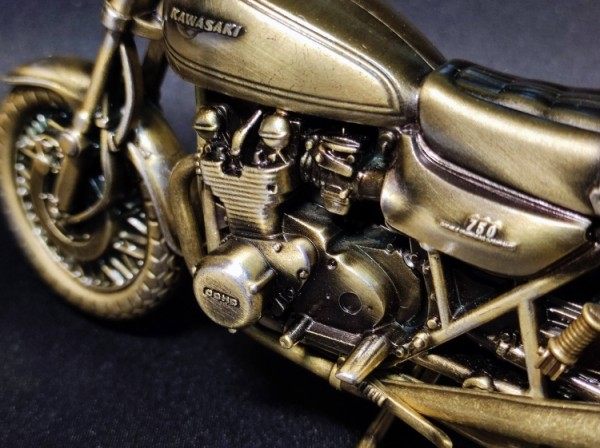 レッドバロンでバイク買ったらKawasaki 750RS の置物もらった : 中央