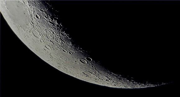 小さなクレーターだらけの月 Light Bucket 18のblog