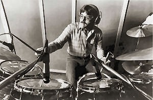 □ ROGER HAWKINS (ex-Muscle Shoals Rhythm Section) passed away