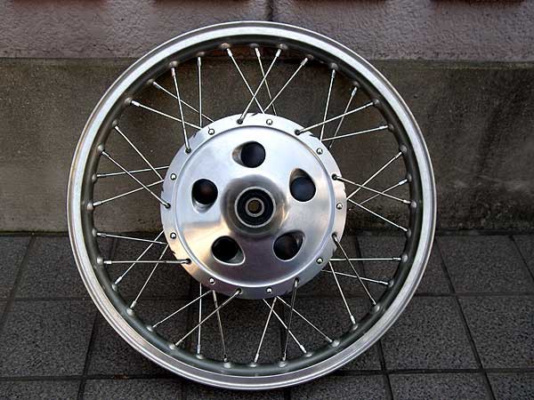 スポークの組み方に注目! SR400フロント19インチリム+ドラム