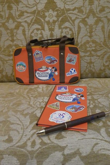 35周年のバケーションパッケージのグッズ4種類とチケットホルダー
