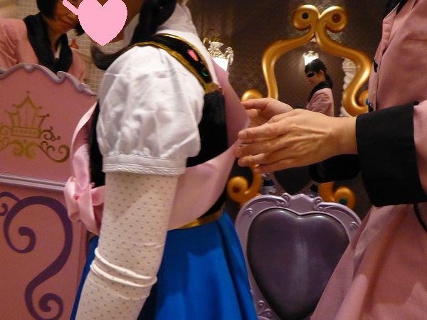 ビビディ・バビディ・ブティックでアナになる。 : Little Women