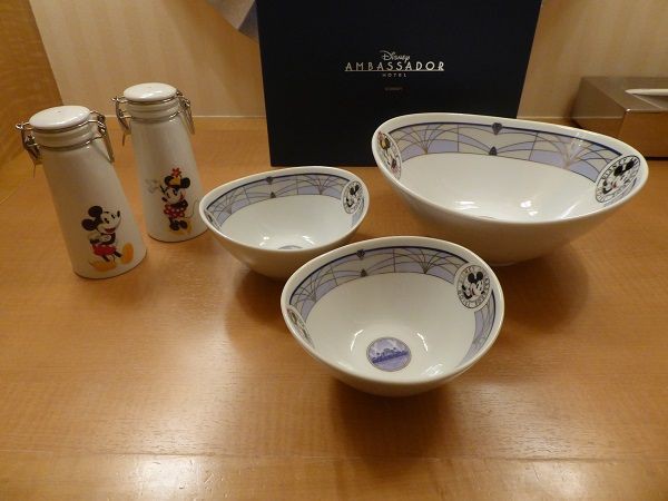 レア　東京ディズニーリゾート　アンバサダーホテル 30回　宿泊記念品 食器セット ディズニー・アンバサダーホテルの30回目の宿泊記念品（3つのホテル