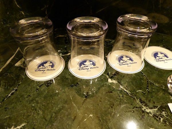 東京ディズニーランドホテルの洗面台のコップがプラスチックになってい 