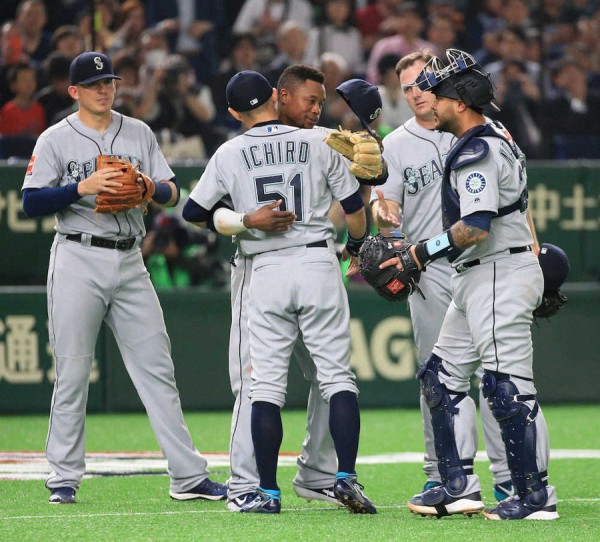 ケン グリフィーjr氏 イチロー交代時の抱擁は 儀式さ 明日も試合に出るよ なんj まとめては いかんのか ケン グリフィーjr氏 イチロー交代時の抱擁は 儀式さ 明日も試合に出るよ なんj まとめては いかんのか