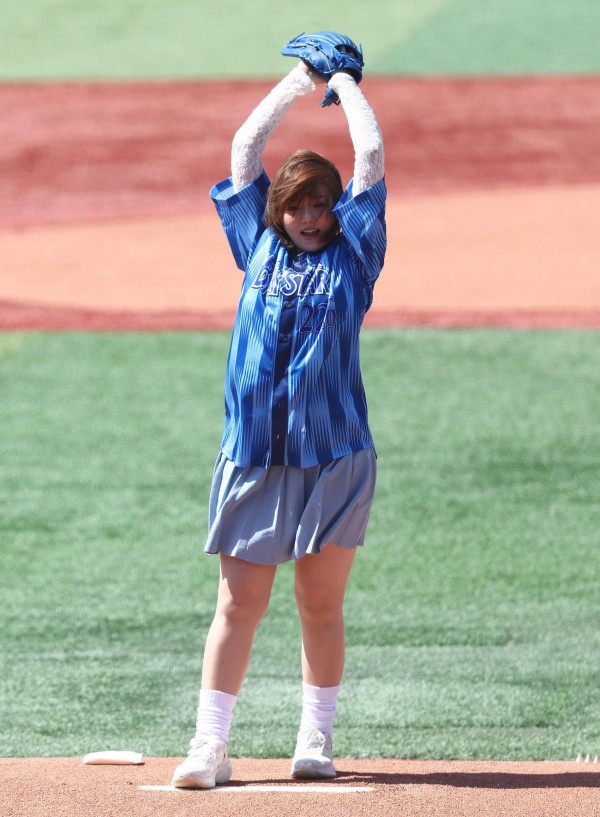 篠崎愛さん(33)、ミニスカで始球式に登場 : なんJ（まとめては）いかん