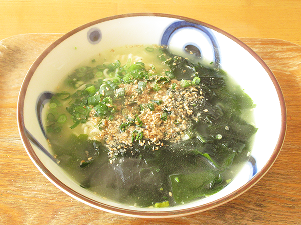 サッポロ一番塩ラーメン ワカメとネギをトッピング 朝ごはん日記