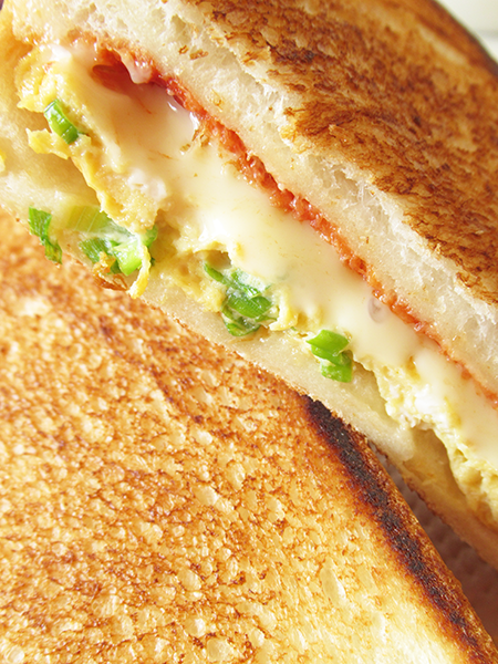 ネギ入りオムレツのチーズトーストサンドイッチ 朝ごはん日記
