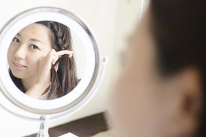 ガールズニュース 顔のゆがみ がわかる 反転鏡でモテ顔を目指す方法 Naturalbeauty Com