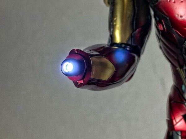 ホットトイズ アイアンマン マーク85(バトルダメージ版 ホットトイズ アイアンマン マーク85(バトルダメージ版
