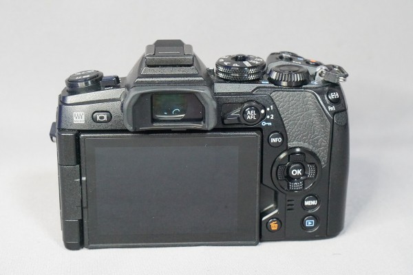 m4/3型 OLYMPUS OM-D E-M1 Mark Ⅱ 」 の説明書をもとに使用方法を説明