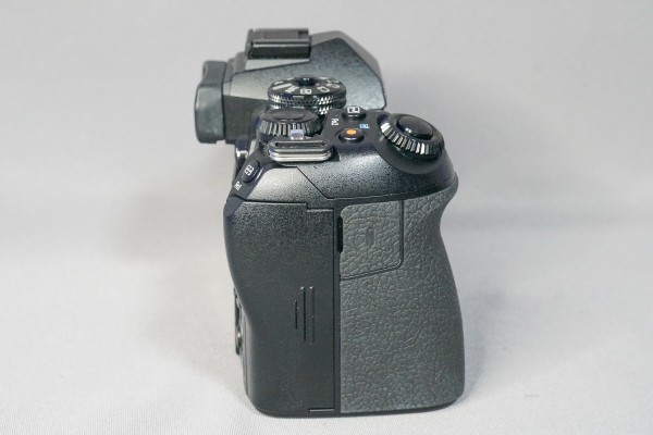 m4/3型 OLYMPUS OM-D E-M1 Mark Ⅱ 」 の説明書をもとに使用方法を説明