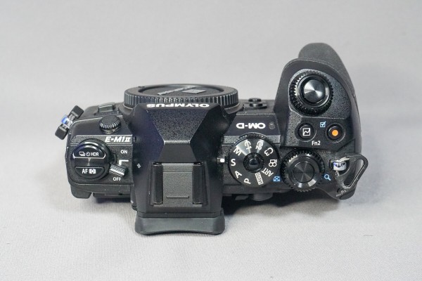 m4/3型 OLYMPUS OM-D E-M1 Mark Ⅱ 」 の説明書をもとに使用方法を説明