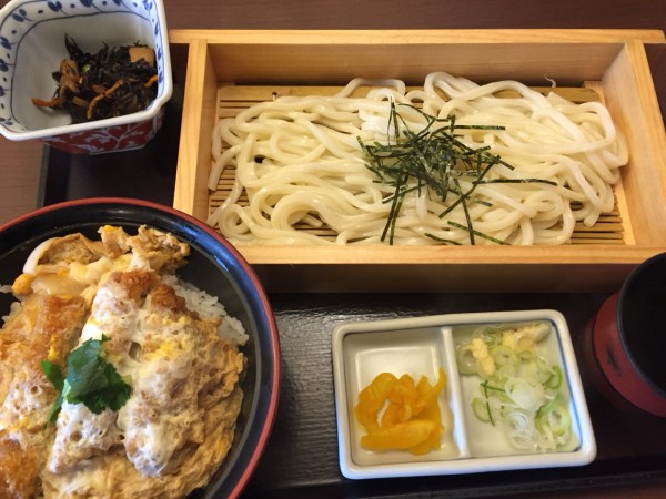 やじろべえ ざるうどんとミニかつ丼ランチ ざ るうまんどん