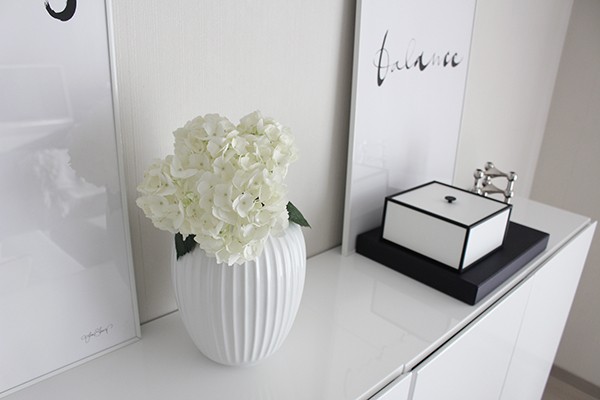 北欧の白いフラワーベース ハンマースホイが届きました フランフランのフェイクグリーンや白い生花を飾ってシンプルな空間に Lovehome 収納 インテリア Powered By ライブドアブログ
