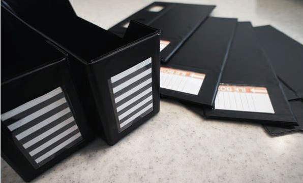 ダイソーの黒いファイルボックス シンプルで機能的