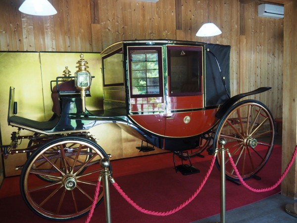 沼津御用邸で宮内庁所蔵の馬車が展示中。タイヤが傾いている理由とは : まいにちラブライブ！