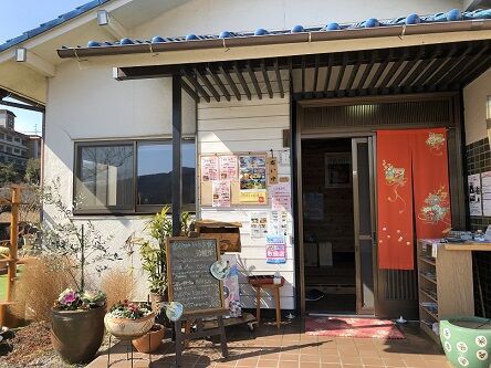 自宅のようなくつろぎ空間で日替わりランチ もうすぐお花もいろいろ咲くかな 楽時屋いとう家 らくじやいとうけ あっちこっち ここdeランチ