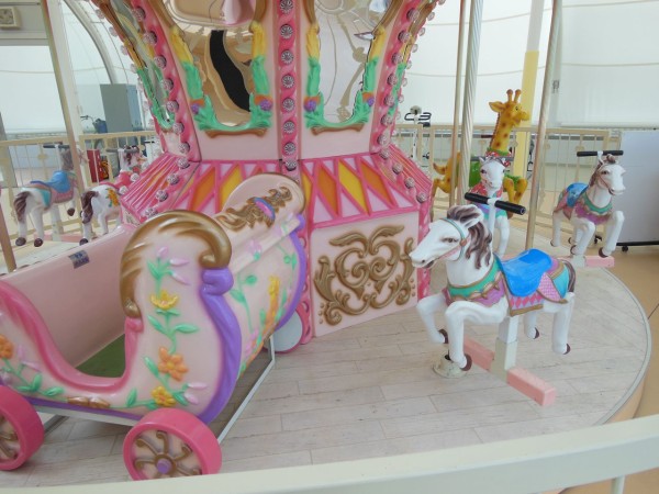 安土多世代交流館」（滋賀県近江八幡市） : メリーゴーランド