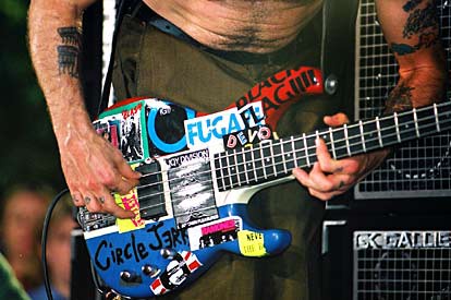 あのギターに貼られているステッカーは何 ミュージシャンのステッカー調査 Macbookステッカーinfo