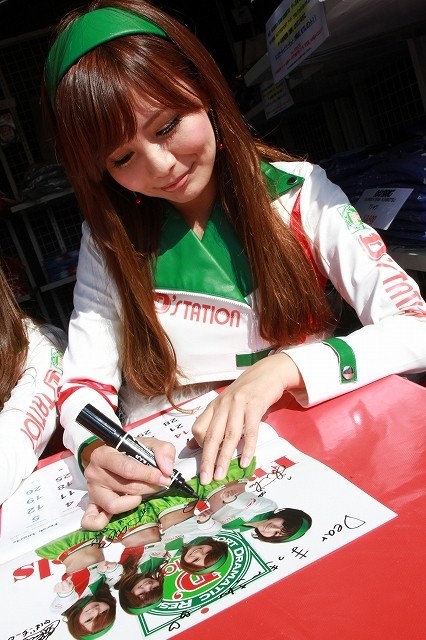 佐藤ちひろさん　エスカキット2点　ハケとテープ SUPER GT 2012 第8戦 もてぎ 津川智香子さん、安藤ちひろさん