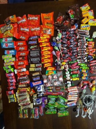 ハロウィンで貰った アメリカん お菓子 窓 New York 再び