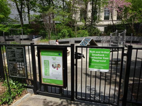メトロポリタン美術館に近い 公園 プレイグラウンド２つ アッパーイースト 窓 New York 再び