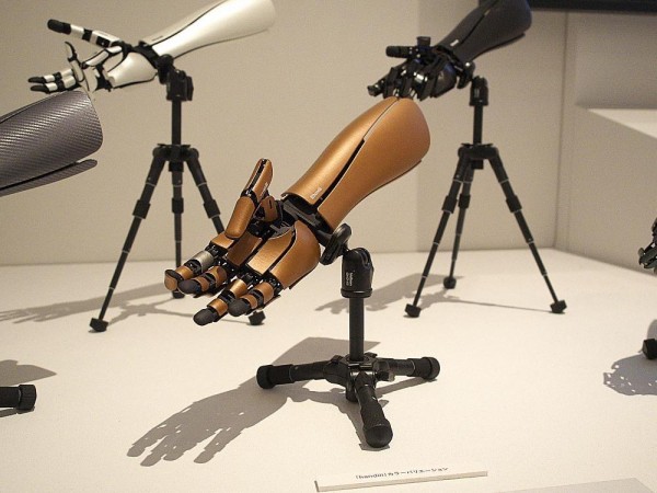 パラ 最新の義手 かっこいい ゲーハーの窓