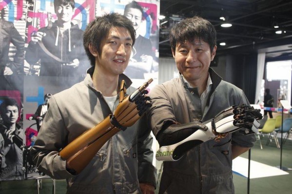 パラ 最新の義手 かっこいい ゲーハーの窓