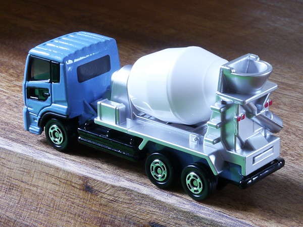 トミカ No.053 UDトラックス クオン ミキサー車 : ミニカーのレビュー