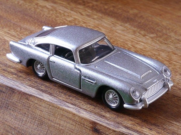 トミカプレミアム アストンマーティン Db5 ミニカーのレビューブログ2