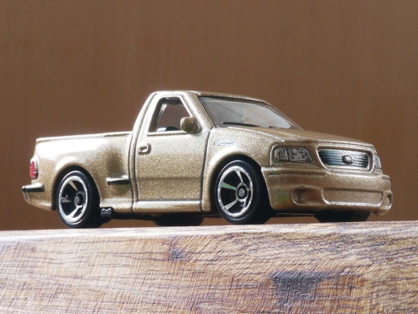 ホットウィール '99フォードF-150 SVTライトニング : ミニカーの