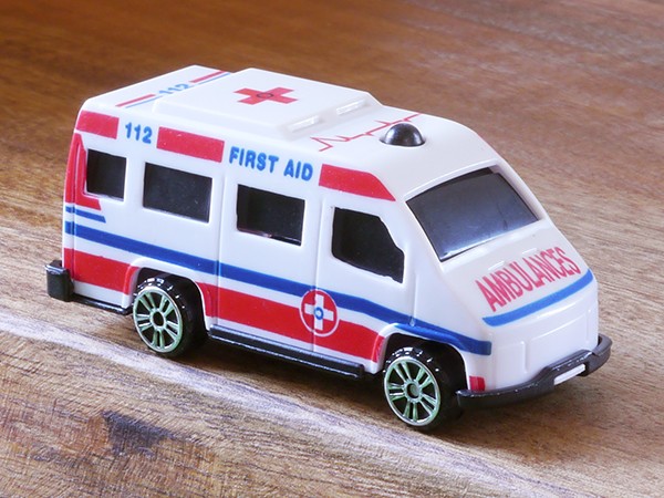 救急車 ミニカー 救急車のミニカー走る☆緊急走行テスト☆坂道走る｜ Ambulance