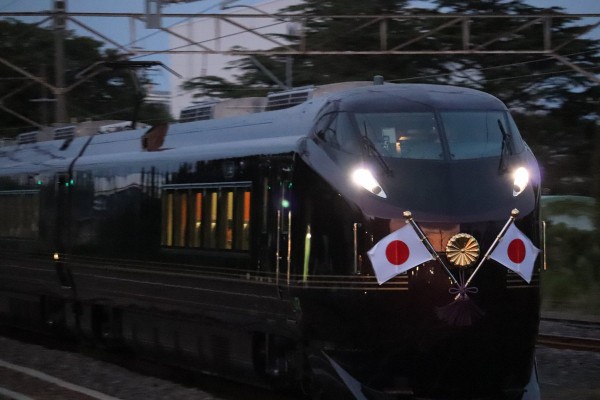 海外の反応 天皇陛下を見て大興奮する日本の女子高生 海外ピーポー