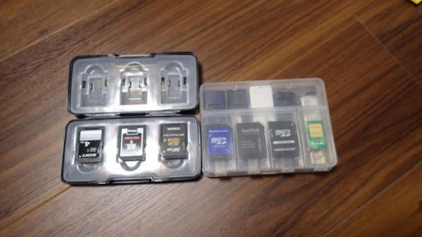 セリアの真っ黒 白 Sd Microsdカードケースでカードの整理 まめ S Home Powered By ライブドアブログ