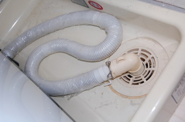 やっぱりおススメ 洗濯機の排水ホースにラップで汚れ防止 まめ S Home Powered By ライブドアブログ