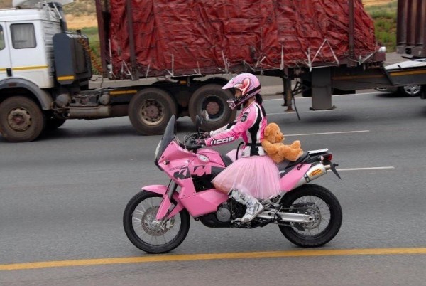 バイクに乗る女は バイクと