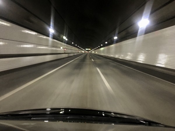 高速道路の長いトンネル運転するのがめっちゃ怖いんやがわかるやつおる バイクと