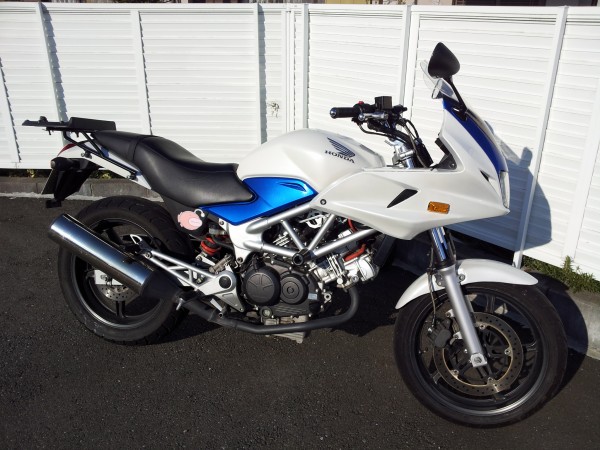 Vtrにcb400sbのカウルつけてゼルビス気分でルンルンだったのに バイクと
