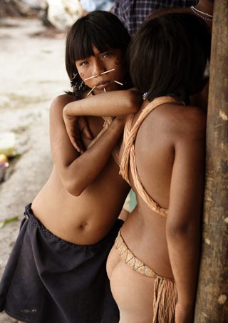 アマゾン　裸族　少女 