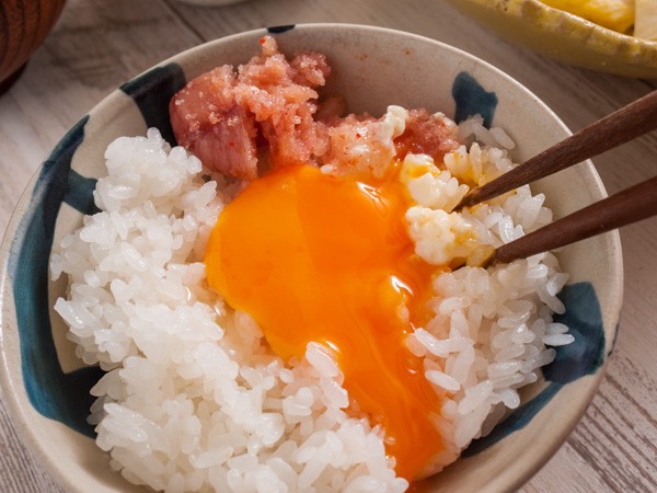 波飛沫せし家政婦さん」（小池田マヤ）の炊きたてごはんの卵かけ