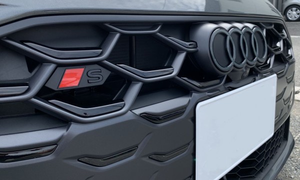 Audi S5 フロントグリル ブラック Audi純正 S5(FU)ブラックフロントエンブレムのお取付させて頂きました