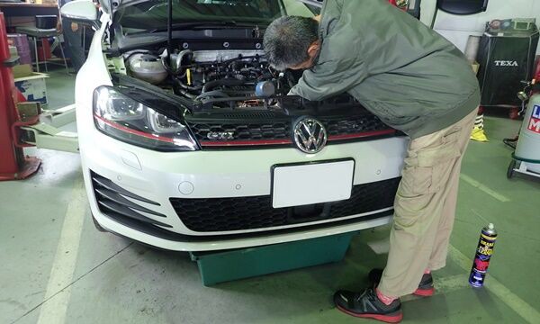 スタッフ日誌】Golf7GTI ウォーターポンプ/サーモスタット交換作業実施